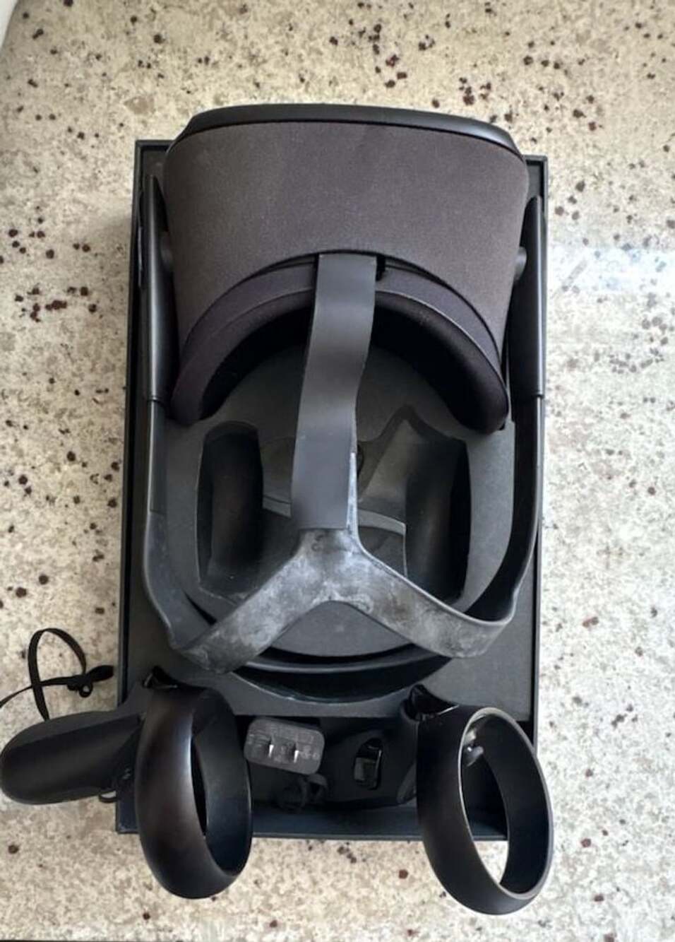 Oculus Quest All-in-One VR Gaming Headset with Controllers and Original Box